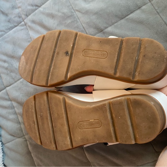 Women’s Baretraps Laralee Wedge Sandals, White, Size 9 - Picture 4 of 5